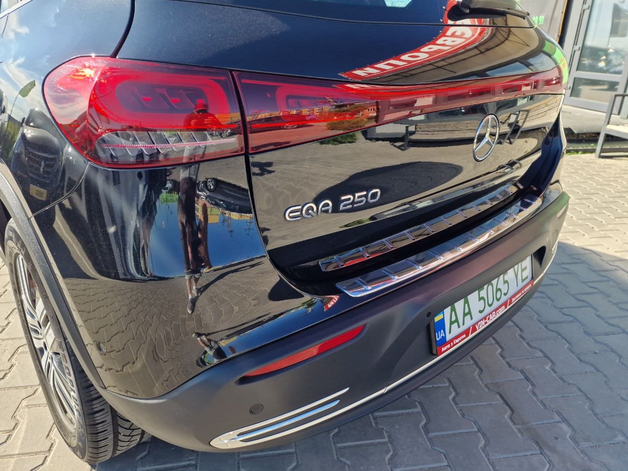 MERCEDES BENZ EQA