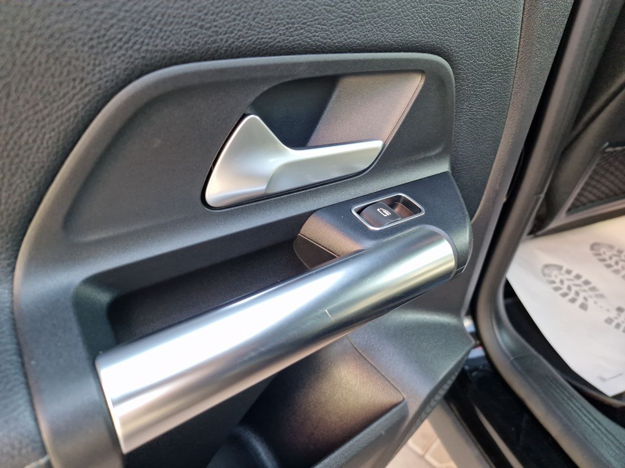MERCEDES BENZ EQA
