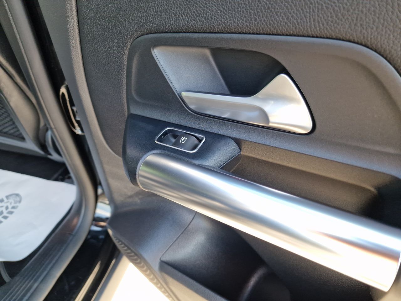 MERCEDES BENZ EQA