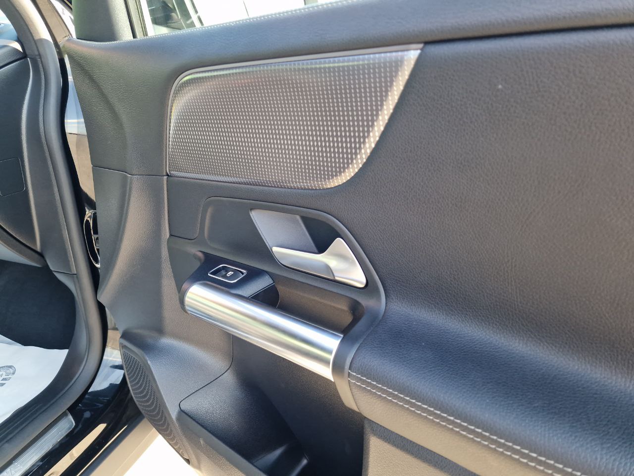 MERCEDES BENZ EQA