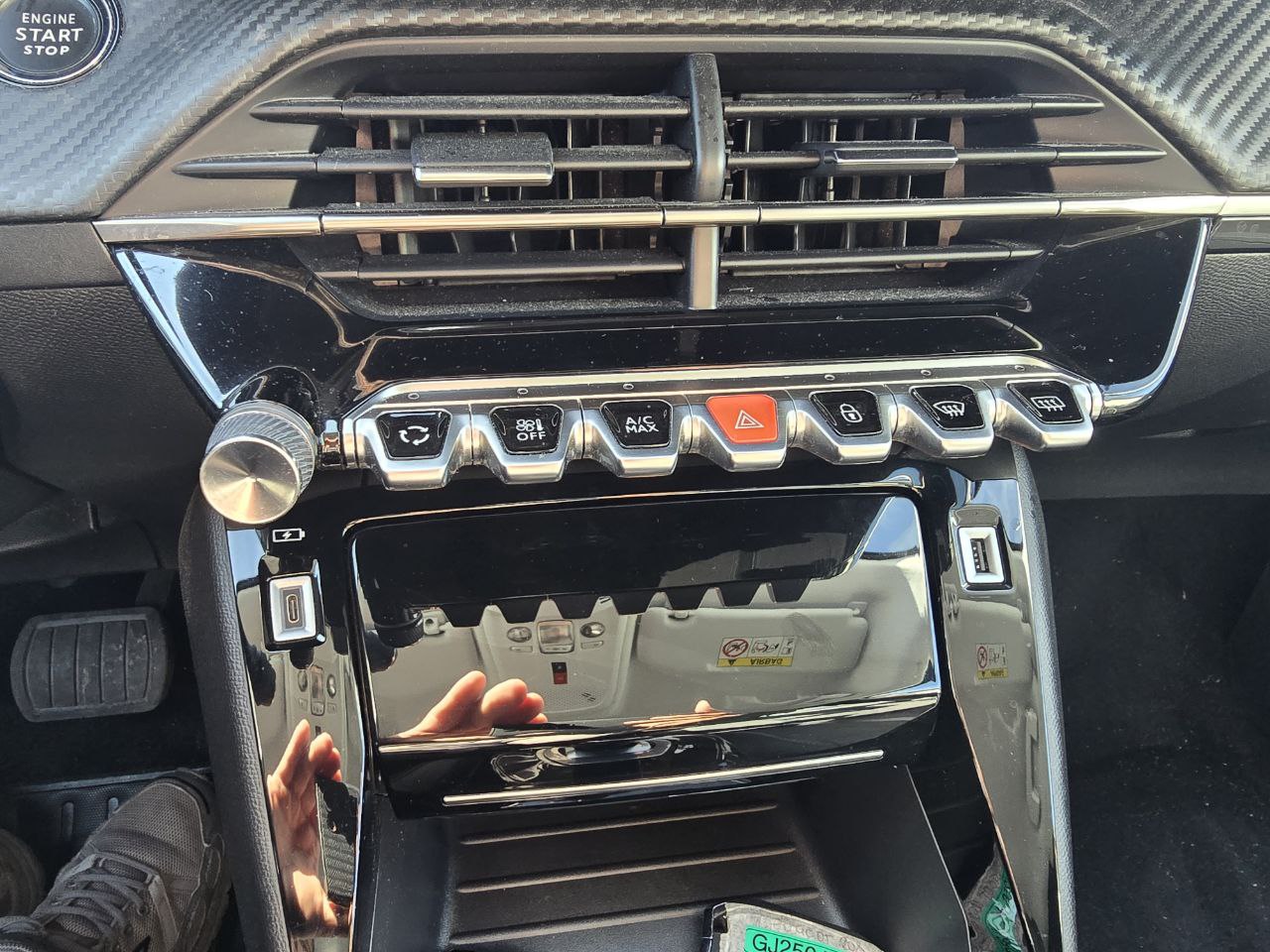 Peugeot E-208