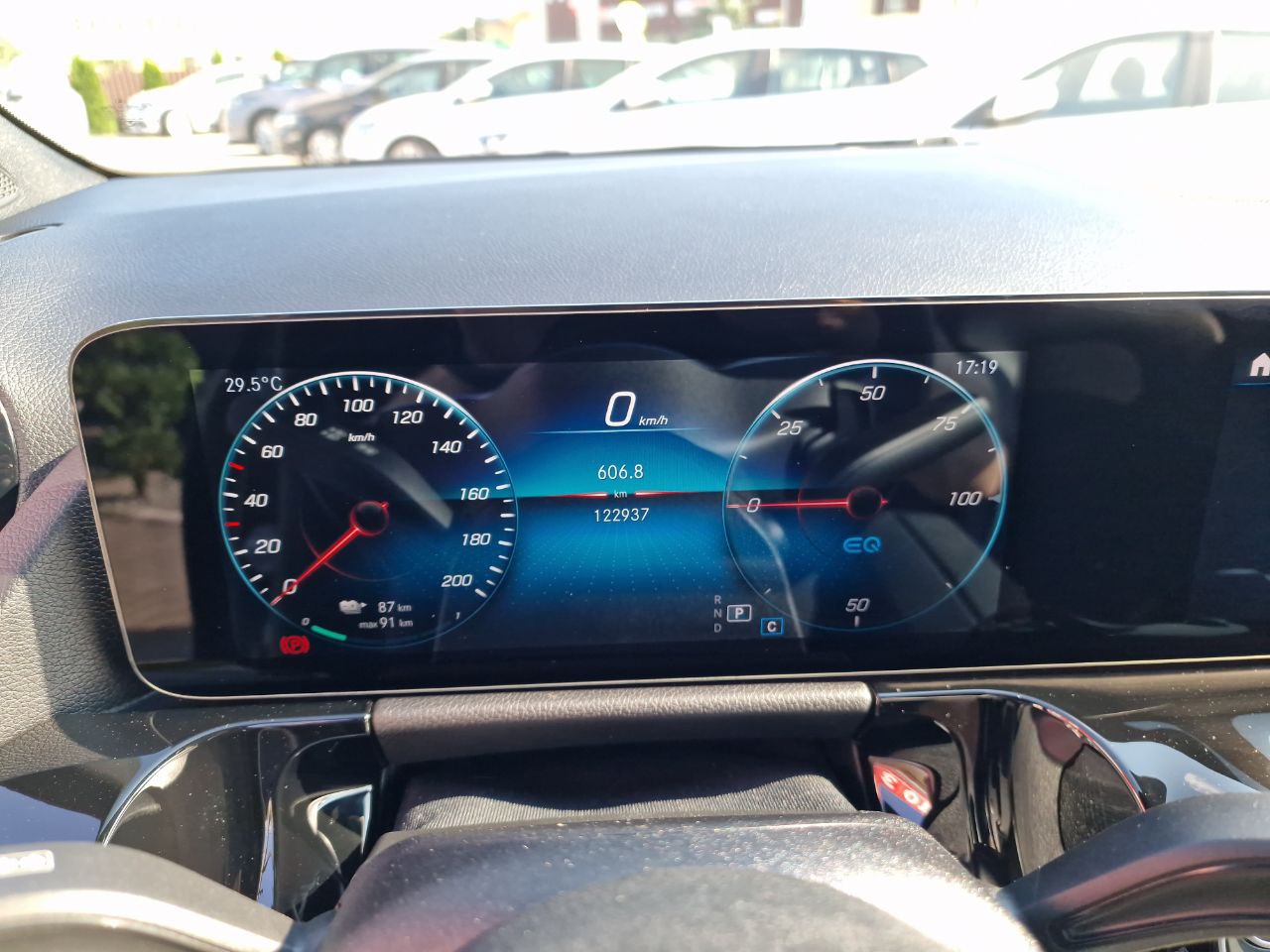 MERCEDES BENZ EQA