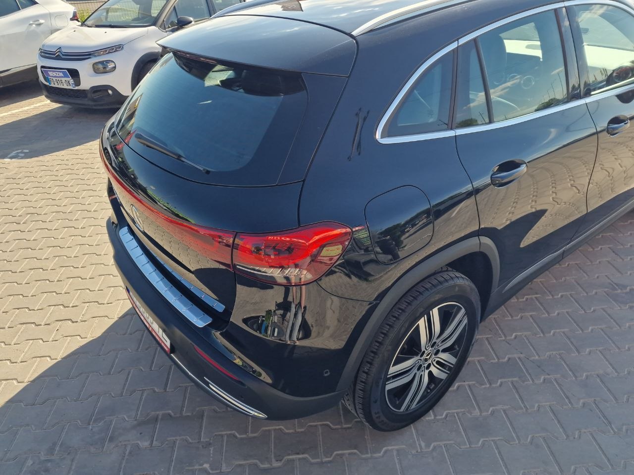 MERCEDES BENZ EQA