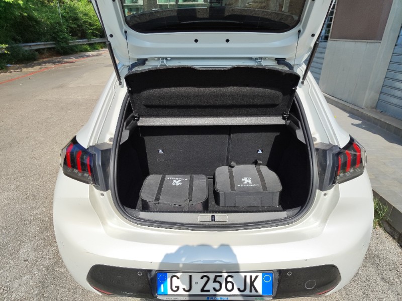 Peugeot E-208