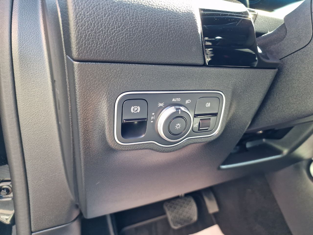 MERCEDES BENZ EQA
