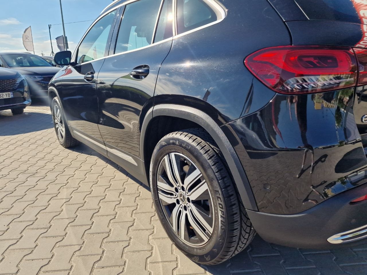 MERCEDES BENZ EQA