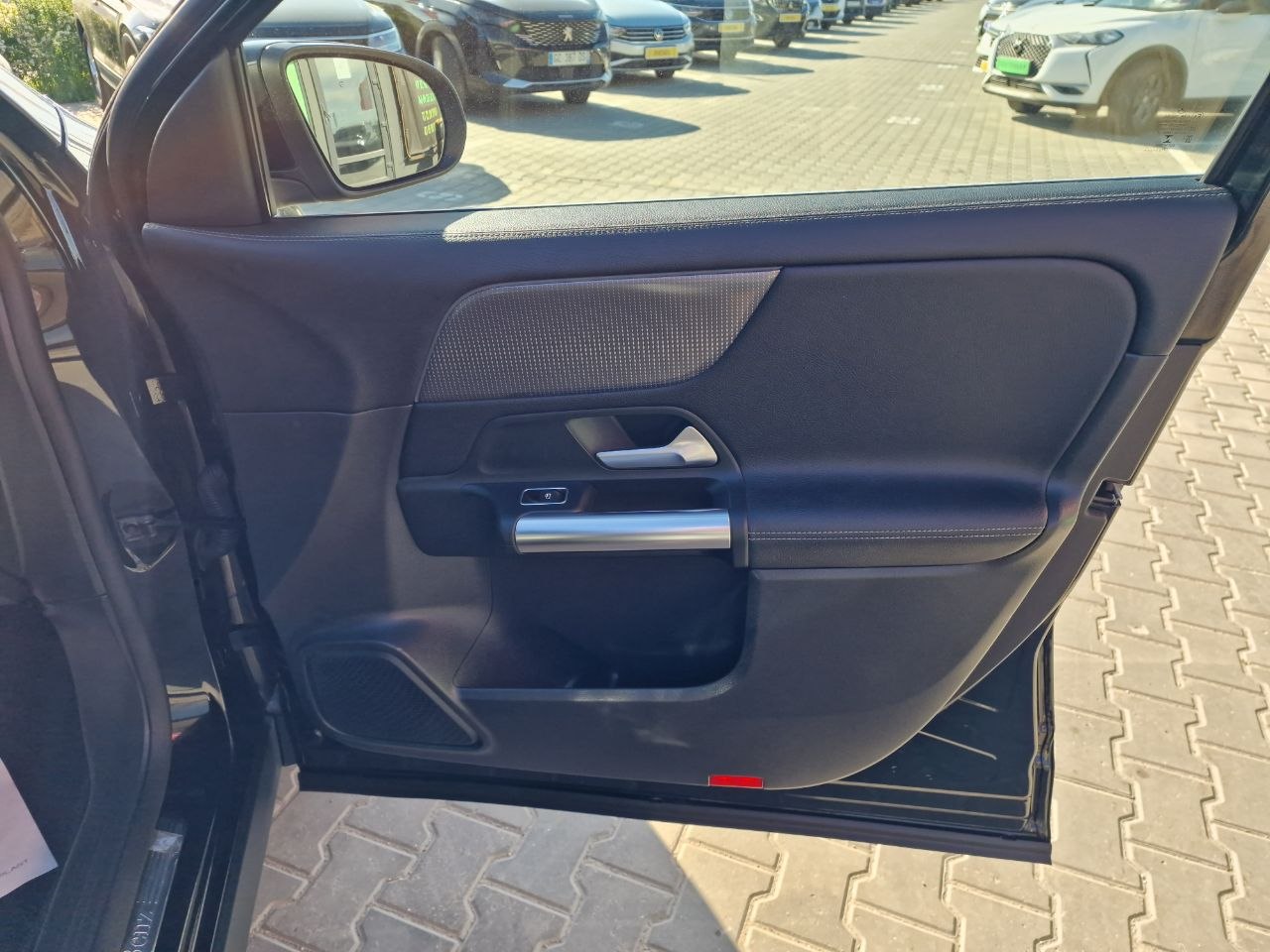 MERCEDES BENZ EQA