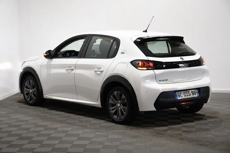 PEUGEOT E-208