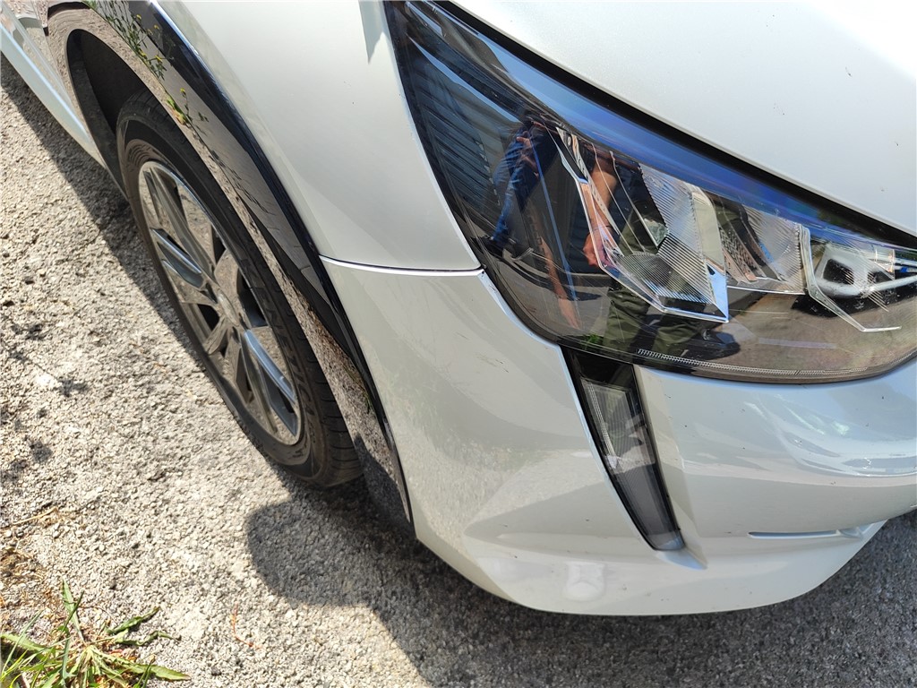 Peugeot E-208
