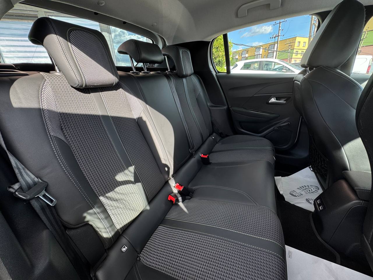Peugeot E-208 Business