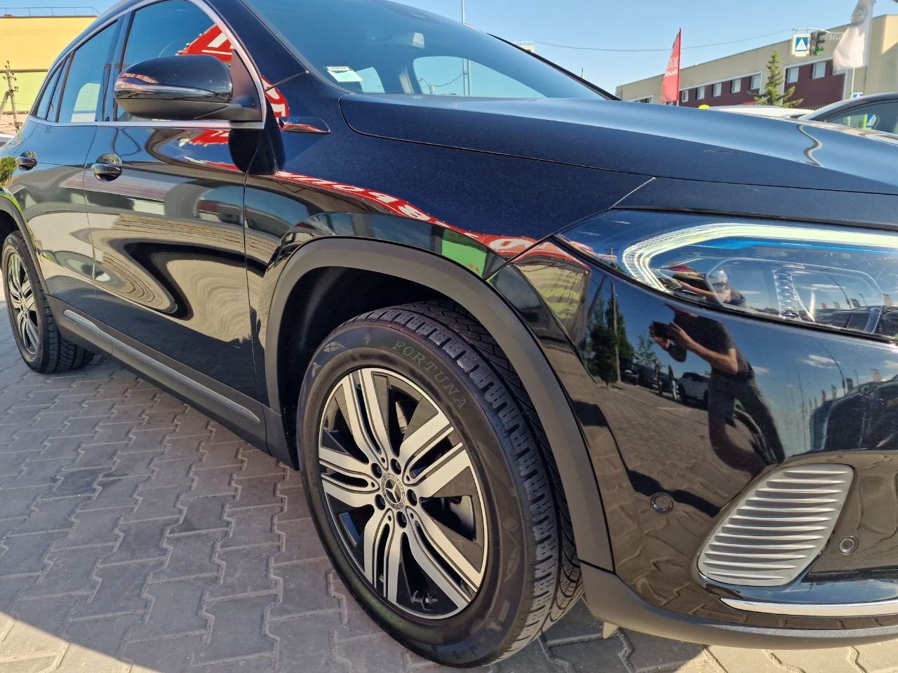 MERCEDES BENZ EQA