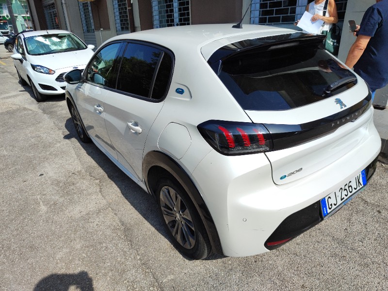 Peugeot E-208