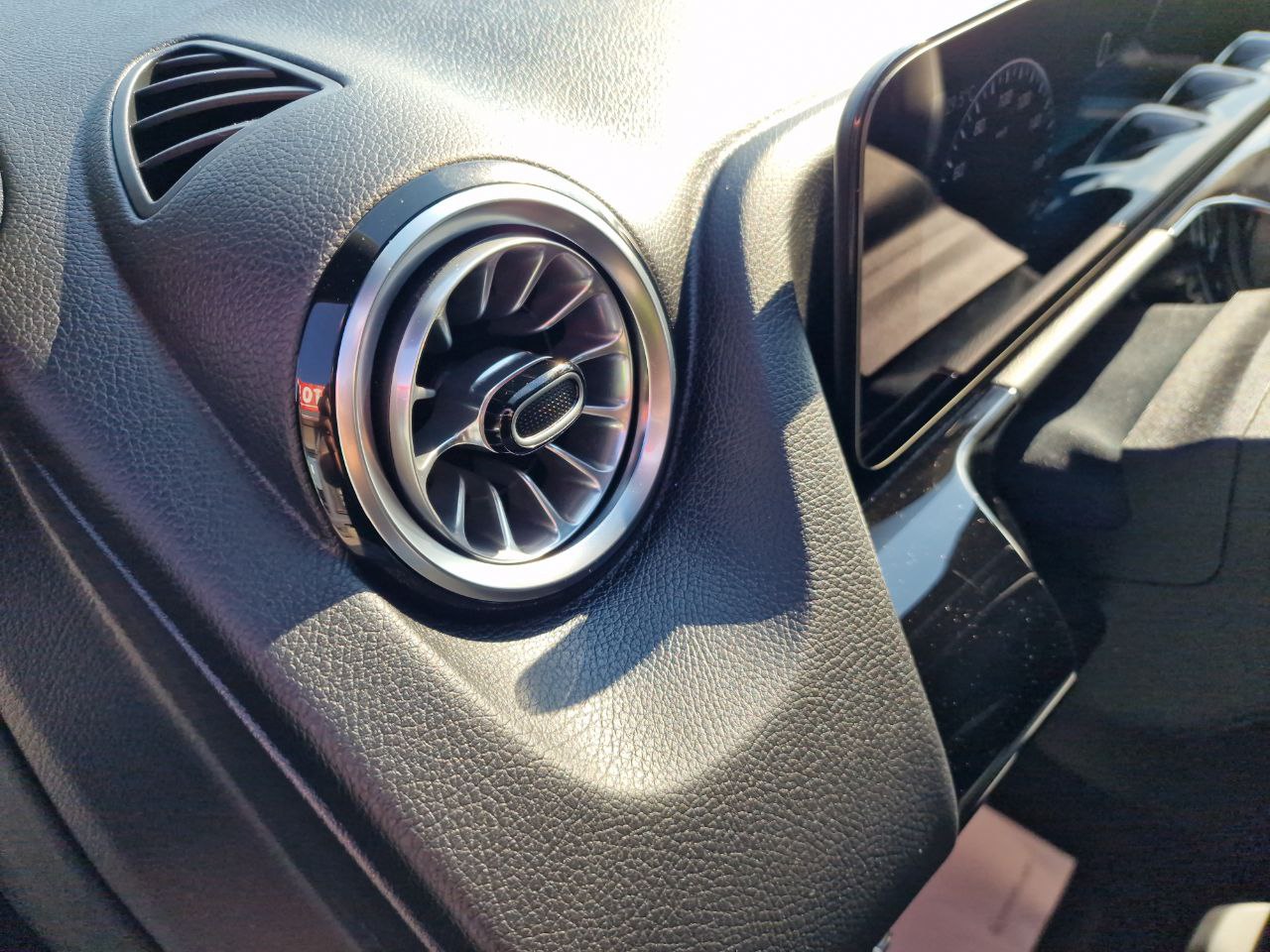 MERCEDES BENZ EQA