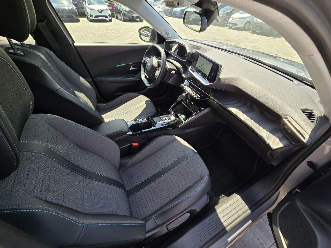 Peugeot E-2008