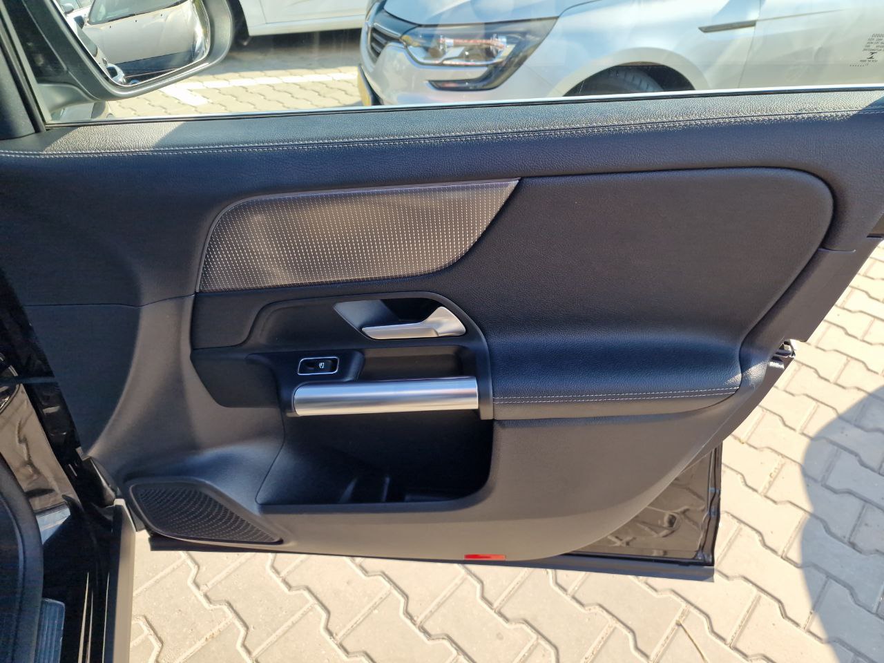 MERCEDES BENZ EQA