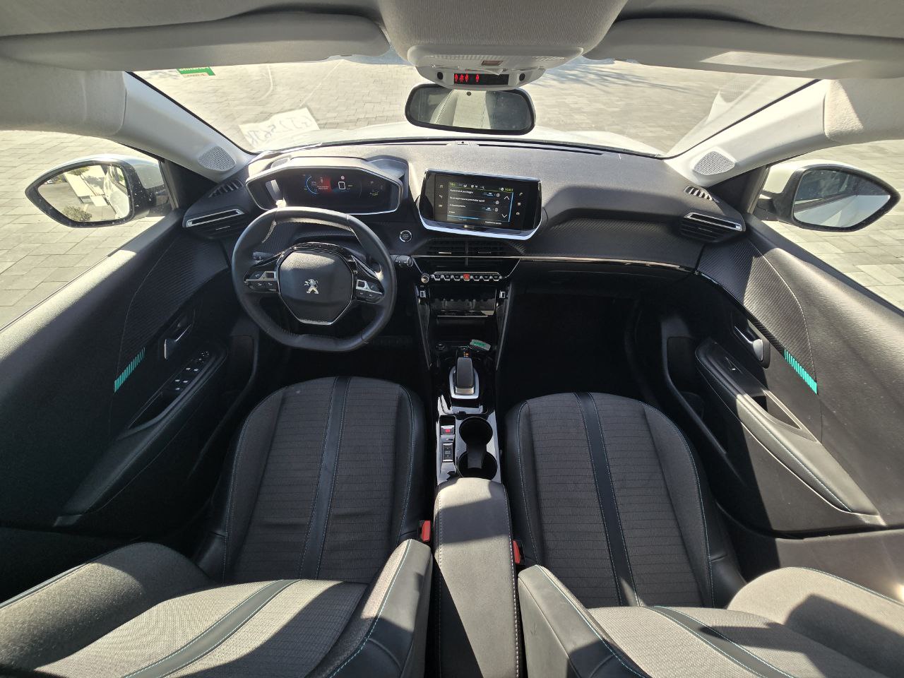 Peugeot E-208