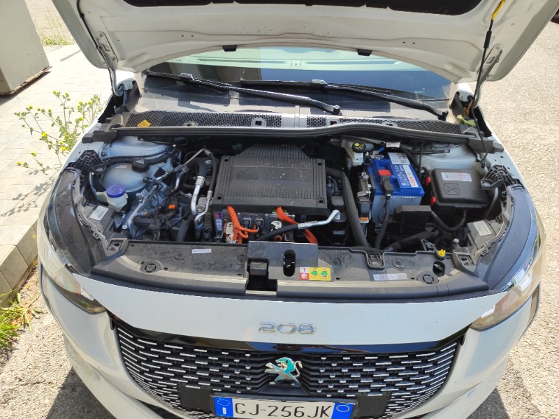 Peugeot E-208