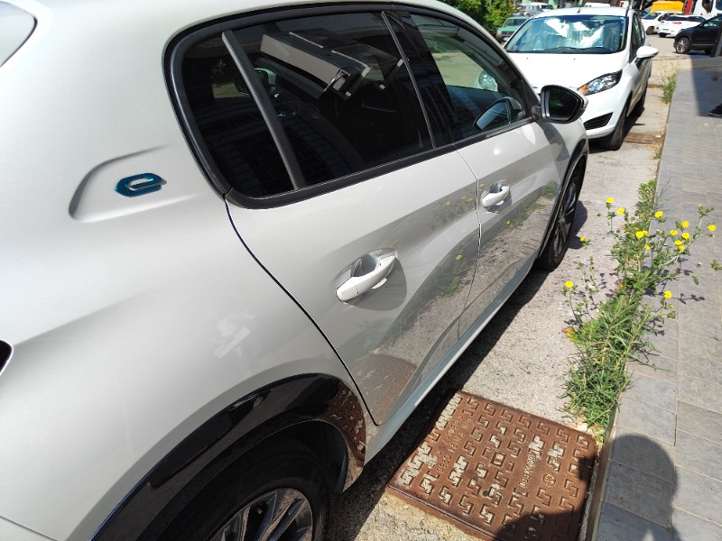Peugeot E-208
