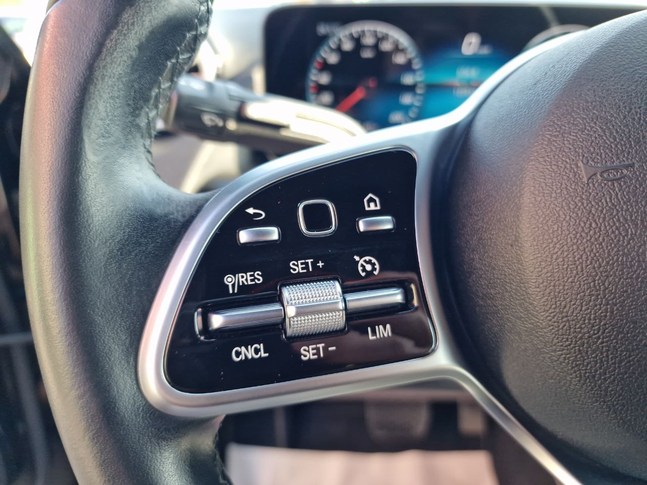 MERCEDES BENZ EQA