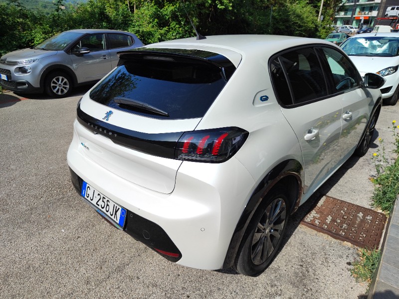 Peugeot E-208