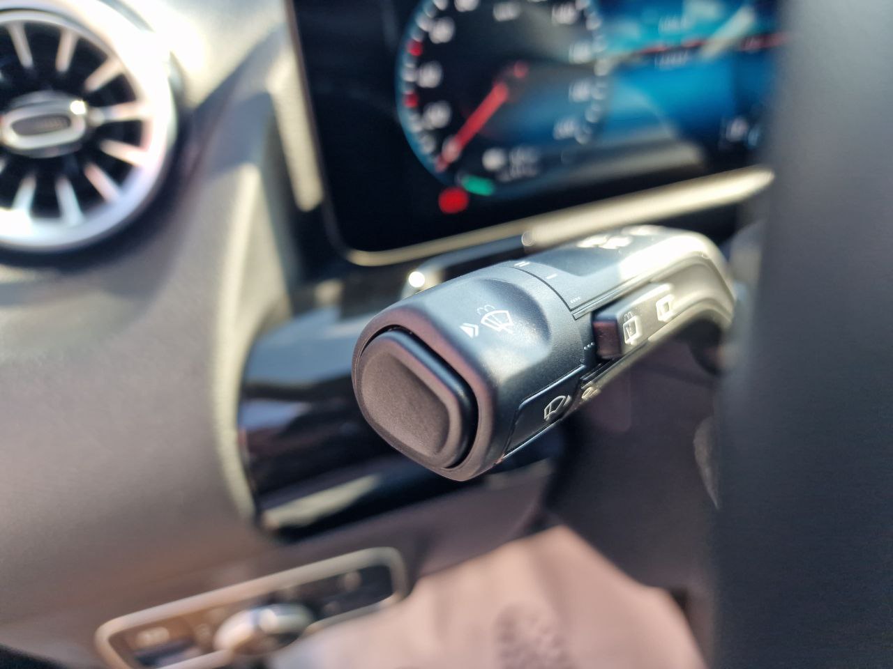 MERCEDES BENZ EQA