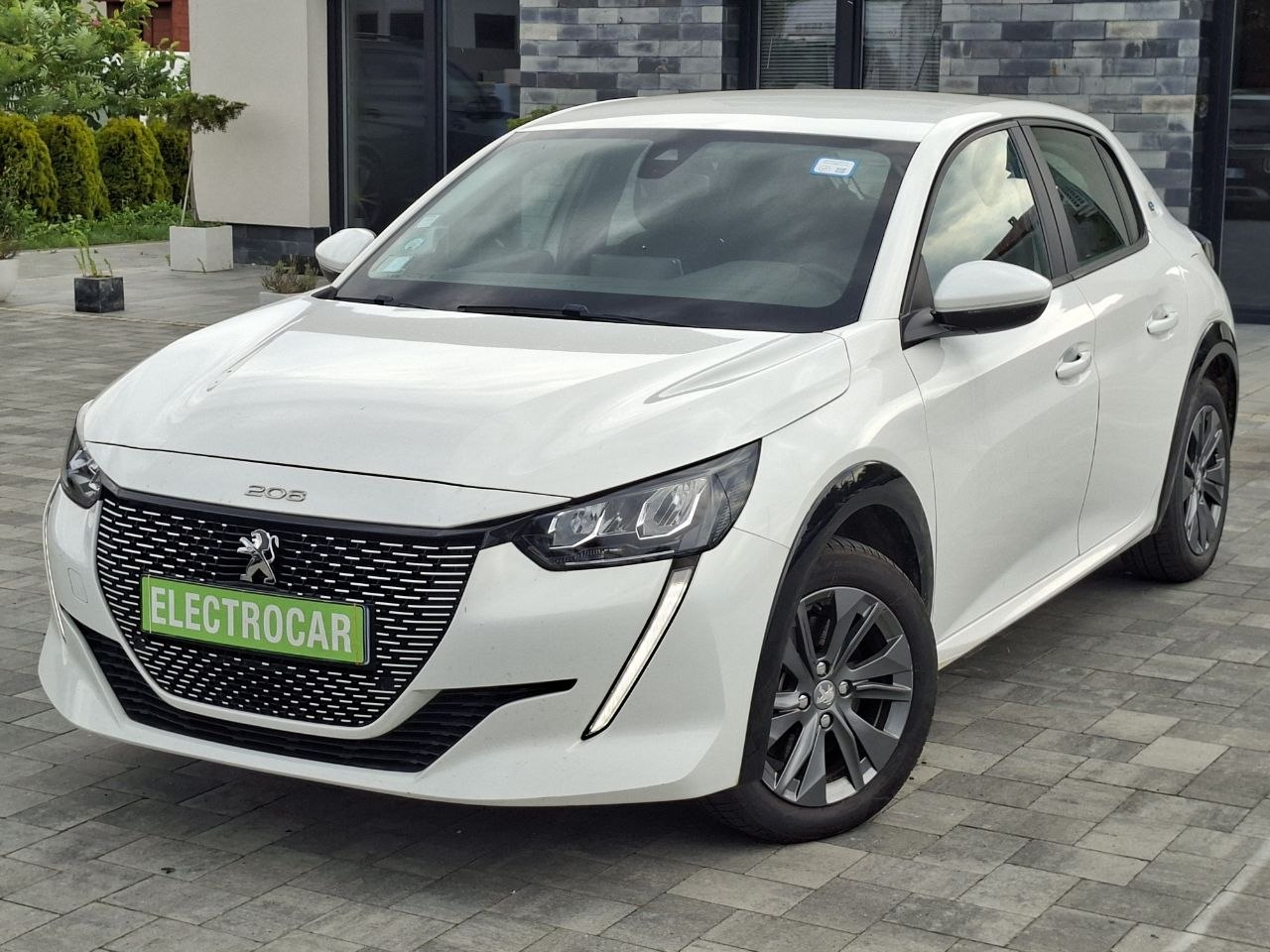 Peugeot E-208