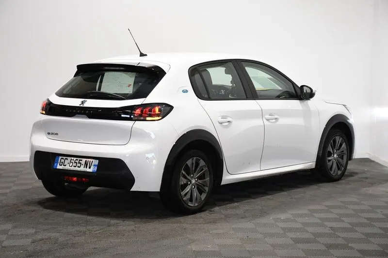 PEUGEOT E-208