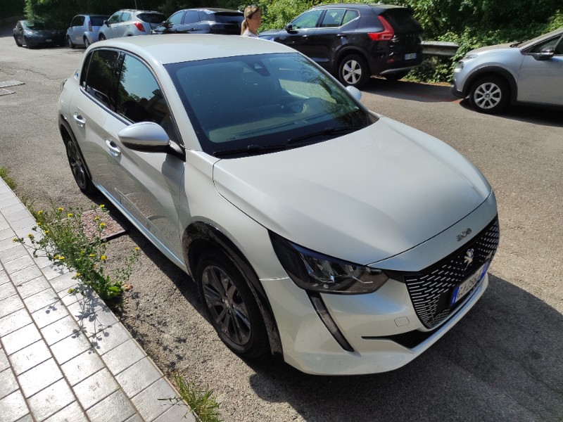 Peugeot E-208