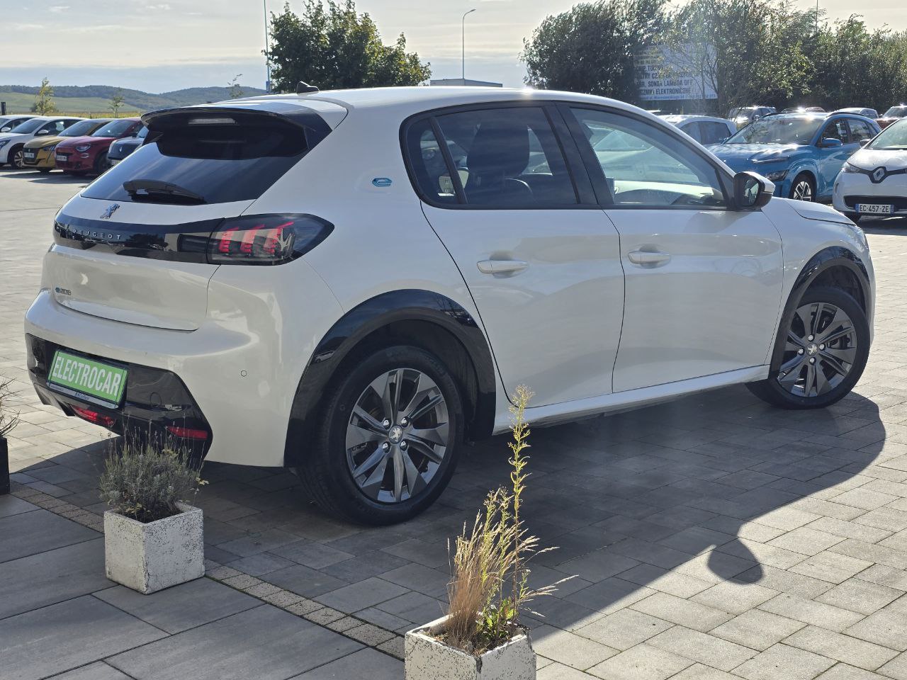 Peugeot E-208