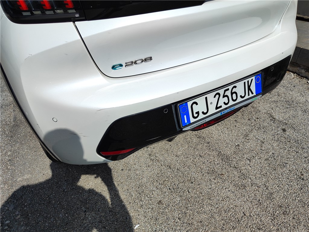 Peugeot E-208