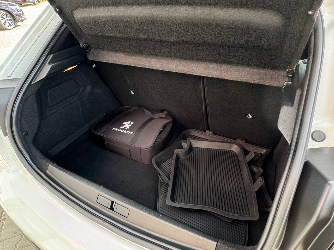 Peugeot E-208 Business