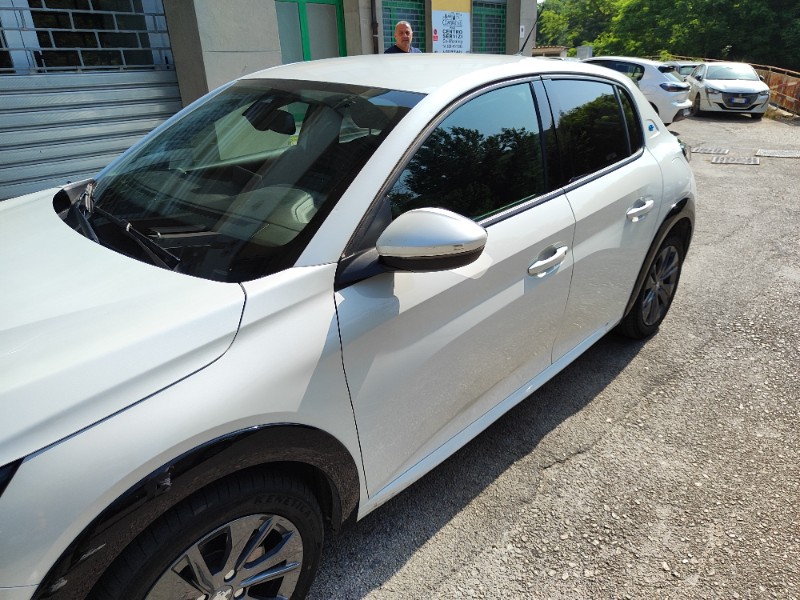 Peugeot E-208