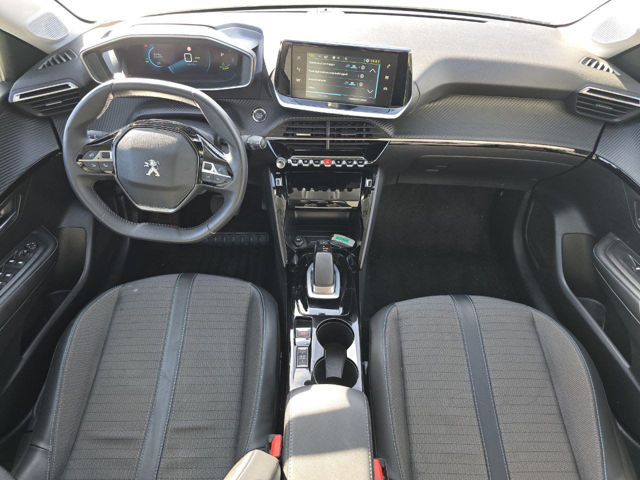 Peugeot E-208