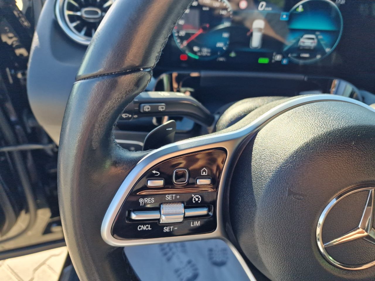 MERCEDES BENZ EQA