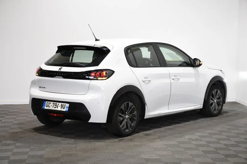 PEUGEOT E-208