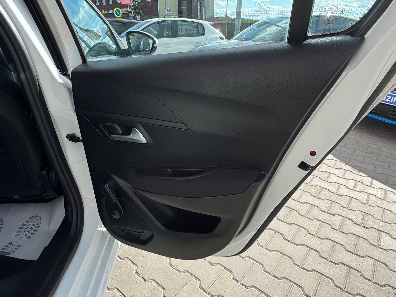 Peugeot E-208 Business