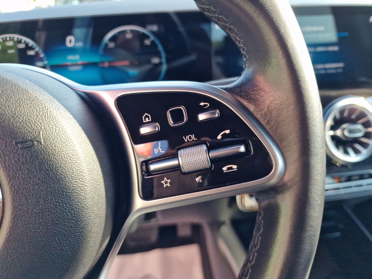 MERCEDES BENZ EQA