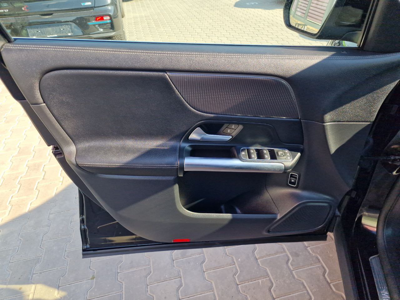 MERCEDES BENZ EQA
