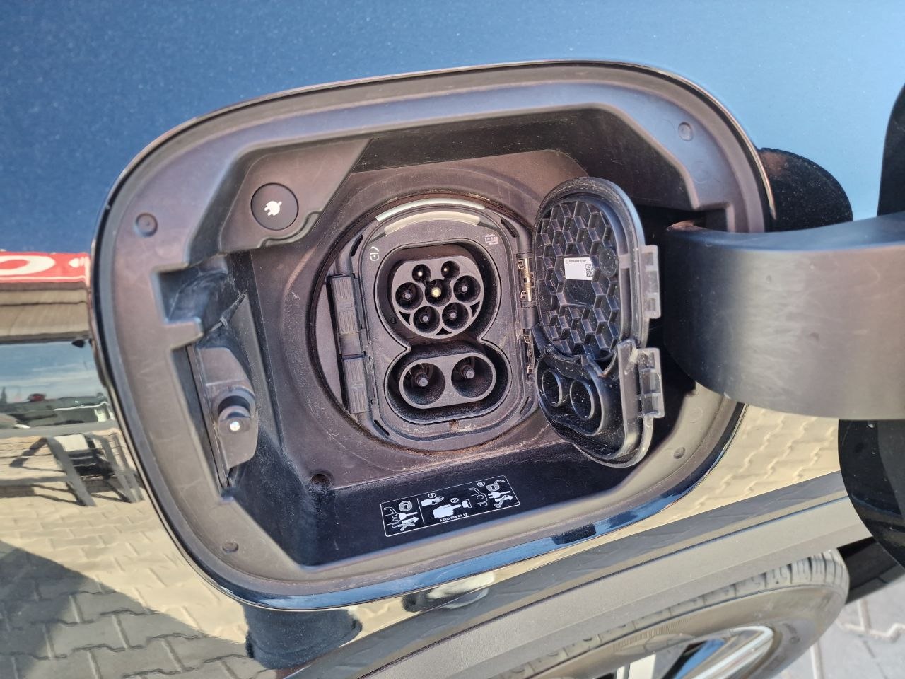 MERCEDES BENZ EQA